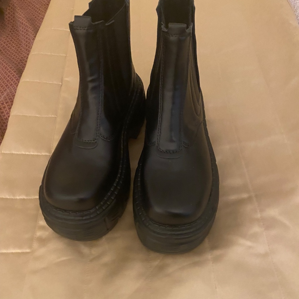 Boots - Picture 8 of 9